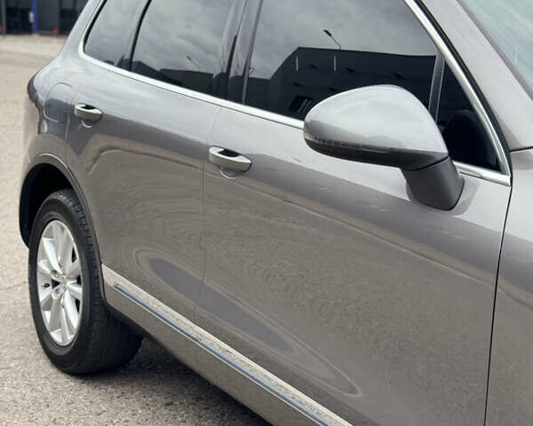 Серый Фольксваген Туарег, объемом двигателя 2.97 л и пробегом 360 тыс. км за 17500 $, фото 23 на Automoto.ua