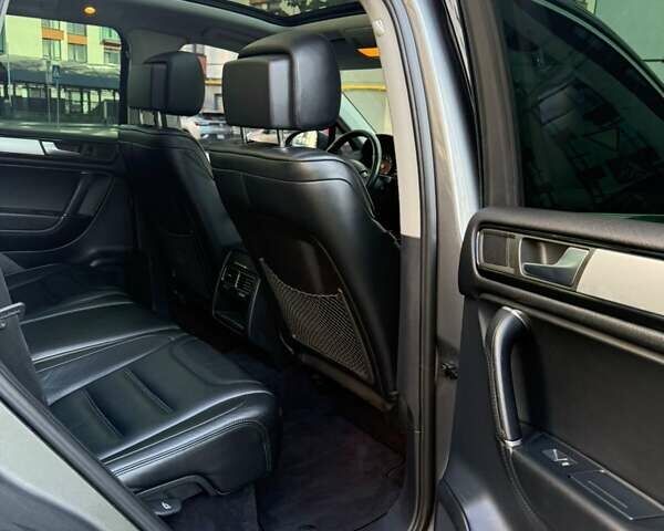 Серый Фольксваген Туарег, объемом двигателя 3 л и пробегом 263 тыс. км за 19800 $, фото 16 на Automoto.ua