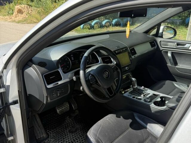 Серый Фольксваген Туарег, объемом двигателя 3 л и пробегом 280 тыс. км за 16000 $, фото 4 на Automoto.ua