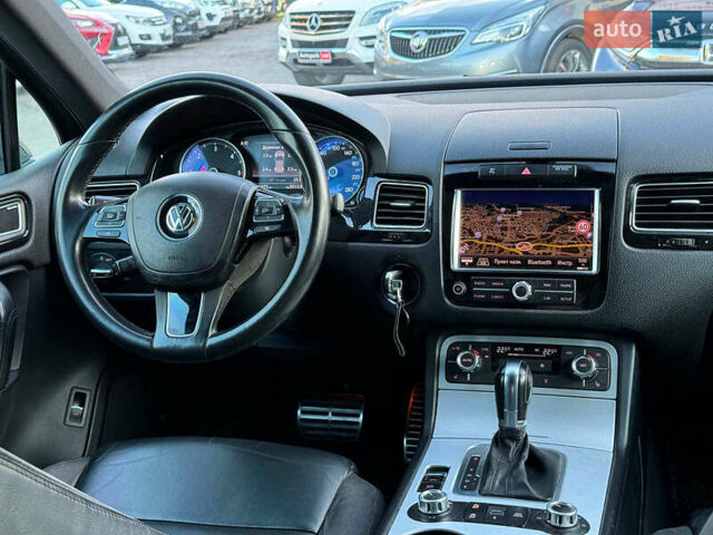 Сірий Фольксваген Туарег, об'ємом двигуна 3 л та пробігом 222 тис. км за 21290 $, фото 28 на Automoto.ua