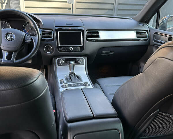 Сірий Фольксваген Туарег, об'ємом двигуна 2.97 л та пробігом 254 тис. км за 21000 $, фото 22 на Automoto.ua