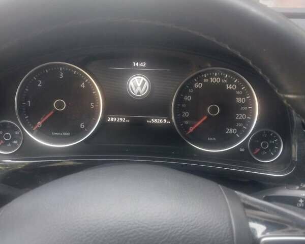 Серый Фольксваген Туарег, объемом двигателя 2.97 л и пробегом 289 тыс. км за 20500 $, фото 10 на Automoto.ua