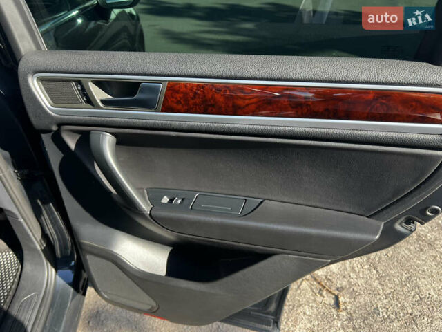 Сірий Фольксваген Туарег, об'ємом двигуна 3 л та пробігом 290 тис. км за 16300 $, фото 15 на Automoto.ua