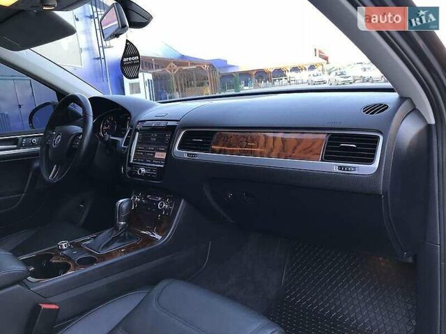 Серый Фольксваген Туарег, объемом двигателя 2.97 л и пробегом 177 тыс. км за 22000 $, фото 29 на Automoto.ua