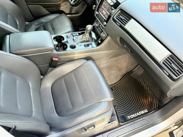 Сірий Фольксваген Туарег, об'ємом двигуна 3.6 л та пробігом 225 тис. км за 12500 $, фото 46 на Automoto.ua