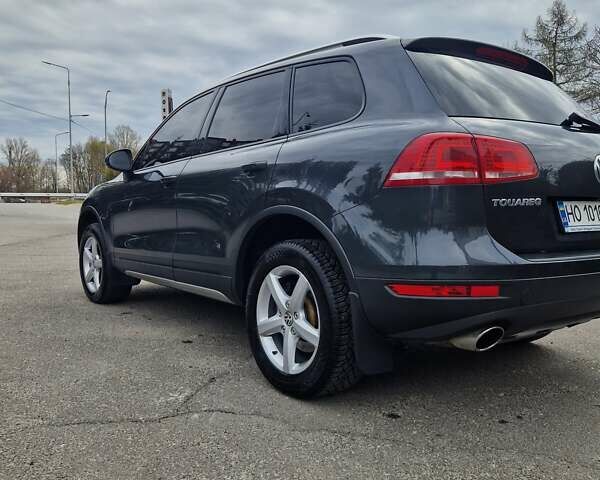 Сірий Фольксваген Туарег, об'ємом двигуна 3 л та пробігом 137 тис. км за 25900 $, фото 4 на Automoto.ua