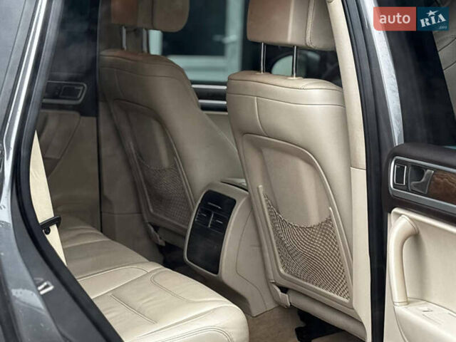 Сірий Фольксваген Туарег, об'ємом двигуна 2.97 л та пробігом 250 тис. км за 21500 $, фото 19 на Automoto.ua