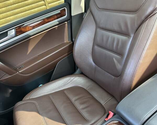 Серый Фольксваген Туарег, объемом двигателя 2.97 л и пробегом 195 тыс. км за 16500 $, фото 7 на Automoto.ua