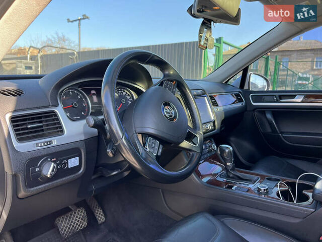 Серый Фольксваген Туарег, объемом двигателя 2.97 л и пробегом 252 тыс. км за 17550 $, фото 5 на Automoto.ua