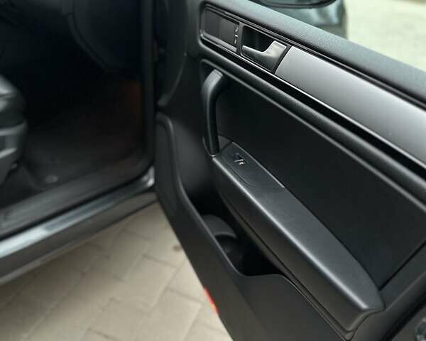 Серый Фольксваген Туарег, объемом двигателя 2.97 л и пробегом 210 тыс. км за 18500 $, фото 10 на Automoto.ua