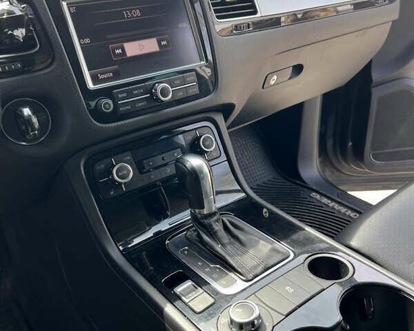 Сірий Фольксваген Туарег, об'ємом двигуна 3 л та пробігом 201 тис. км за 13500 $, фото 16 на Automoto.ua