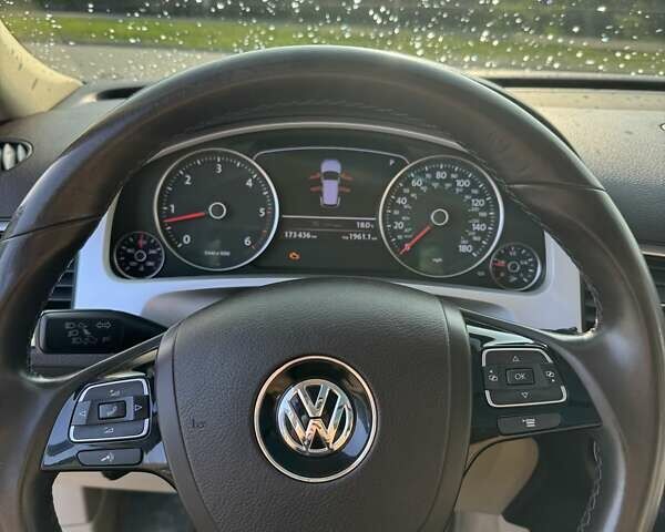 Серый Фольксваген Туарег, объемом двигателя 2.97 л и пробегом 174 тыс. км за 19000 $, фото 19 на Automoto.ua