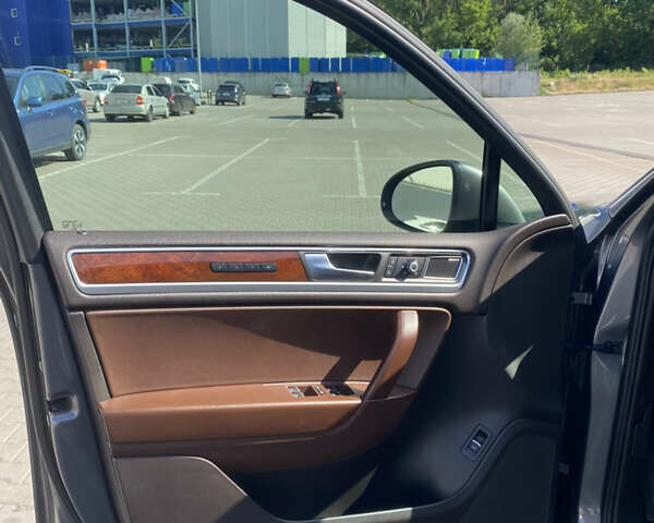 Серый Фольксваген Туарег, объемом двигателя 3 л и пробегом 290 тыс. км за 19500 $, фото 26 на Automoto.ua