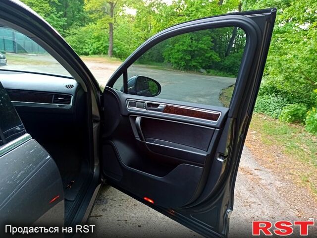 Серый Фольксваген Туарег, объемом двигателя 3.6 л и пробегом 179 тыс. км за 21600 $, фото 4 на Automoto.ua