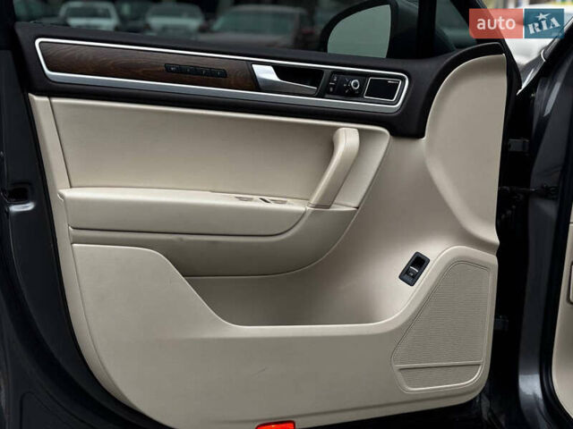 Сірий Фольксваген Туарег, об'ємом двигуна 2.97 л та пробігом 250 тис. км за 21500 $, фото 4 на Automoto.ua