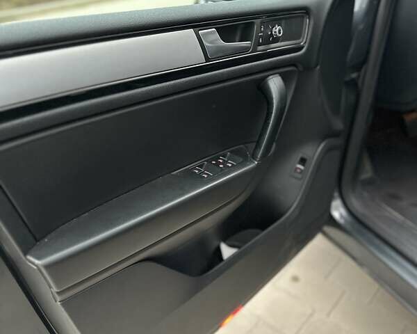 Серый Фольксваген Туарег, объемом двигателя 2.97 л и пробегом 210 тыс. км за 18500 $, фото 14 на Automoto.ua