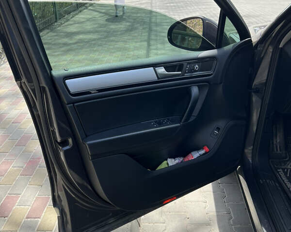 Сірий Фольксваген Туарег, об'ємом двигуна 3 л та пробігом 201 тис. км за 13500 $, фото 19 на Automoto.ua