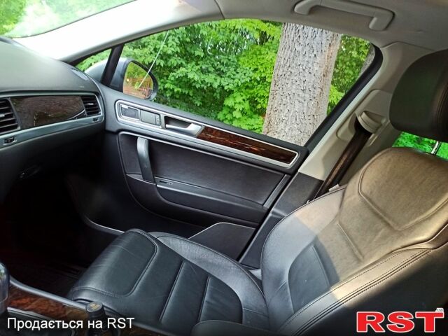 Серый Фольксваген Туарег, объемом двигателя 3.6 л и пробегом 179 тыс. км за 21600 $, фото 5 на Automoto.ua