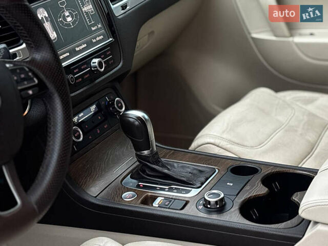 Сірий Фольксваген Туарег, об'ємом двигуна 2.97 л та пробігом 250 тис. км за 21500 $, фото 35 на Automoto.ua