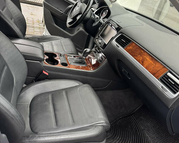 Серый Фольксваген Туарег, объемом двигателя 2.97 л и пробегом 345 тыс. км за 16900 $, фото 18 на Automoto.ua