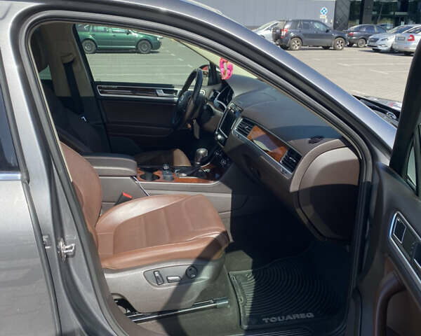 Серый Фольксваген Туарег, объемом двигателя 3 л и пробегом 290 тыс. км за 19500 $, фото 10 на Automoto.ua