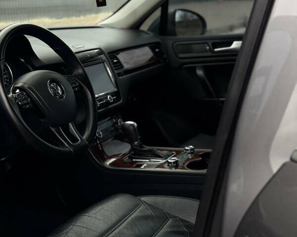 Серый Фольксваген Туарег, объемом двигателя 2.97 л и пробегом 360 тыс. км за 17500 $, фото 37 на Automoto.ua