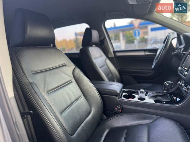 Серый Фольксваген Туарег, объемом двигателя 2.97 л и пробегом 340 тыс. км за 15900 $, фото 24 на Automoto.ua