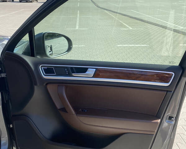 Серый Фольксваген Туарег, объемом двигателя 3 л и пробегом 290 тыс. км за 19500 $, фото 9 на Automoto.ua