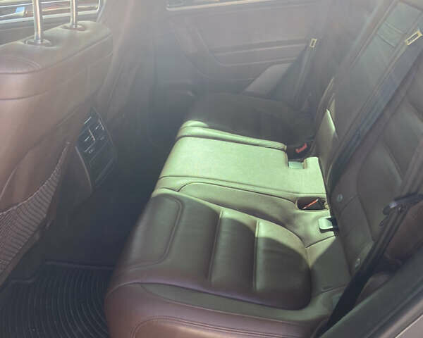 Серый Фольксваген Туарег, объемом двигателя 3 л и пробегом 290 тыс. км за 19500 $, фото 23 на Automoto.ua