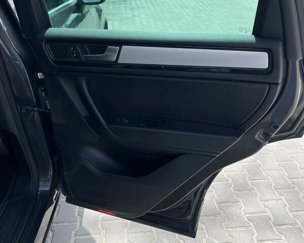 Сірий Фольксваген Туарег, об'ємом двигуна 3 л та пробігом 201 тис. км за 13500 $, фото 9 на Automoto.ua