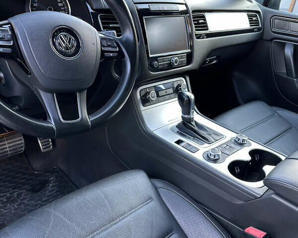 Сірий Фольксваген Туарег, об'ємом двигуна 2.97 л та пробігом 254 тис. км за 21000 $, фото 23 на Automoto.ua