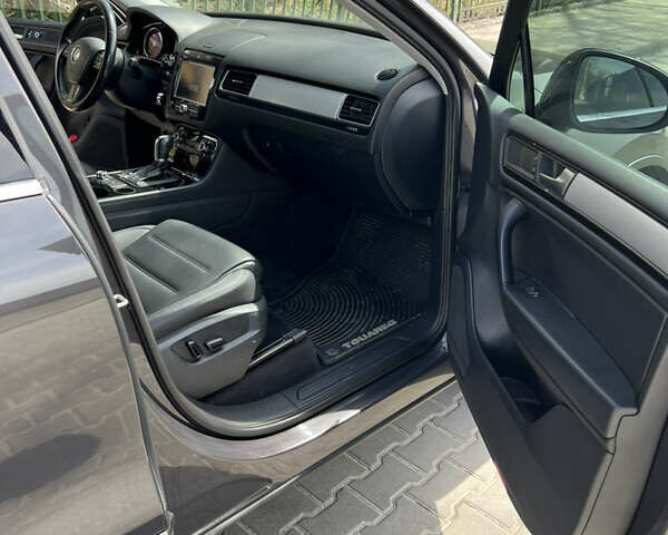 Сірий Фольксваген Туарег, об'ємом двигуна 3 л та пробігом 201 тис. км за 13500 $, фото 14 на Automoto.ua