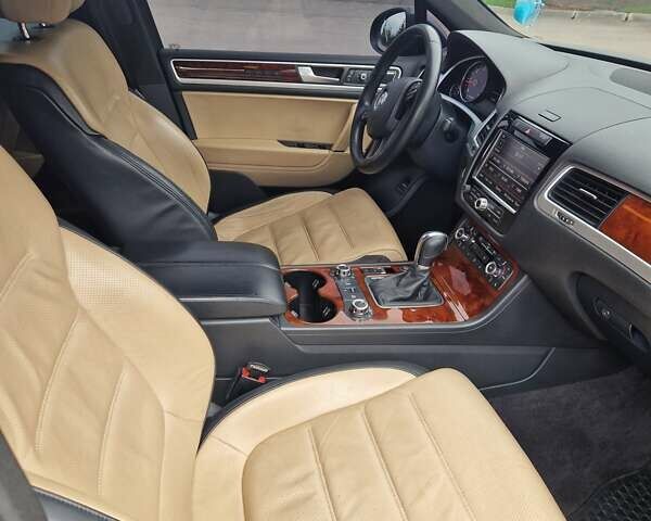 Сірий Фольксваген Туарег, об'ємом двигуна 3 л та пробігом 137 тис. км за 25900 $, фото 12 на Automoto.ua