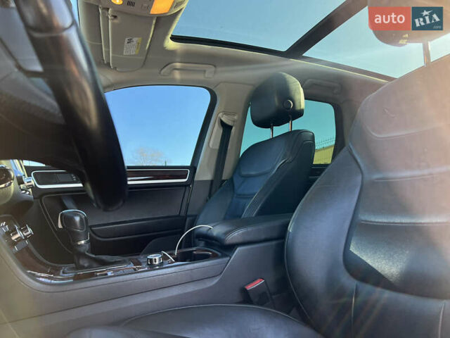 Серый Фольксваген Туарег, объемом двигателя 2.97 л и пробегом 252 тыс. км за 17550 $, фото 4 на Automoto.ua