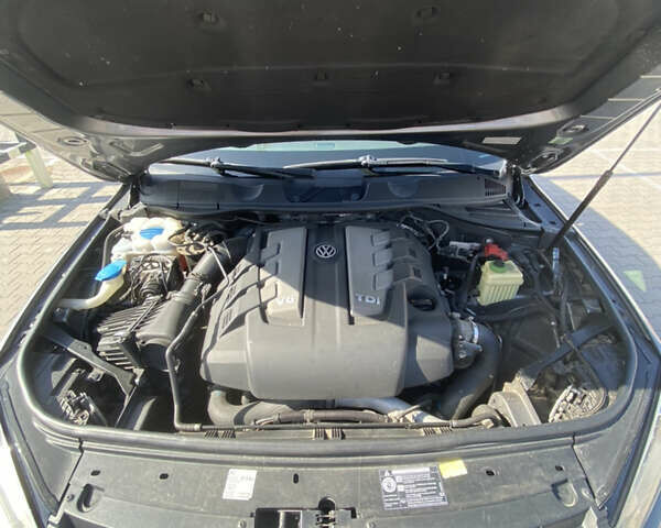 Серый Фольксваген Туарег, объемом двигателя 3 л и пробегом 290 тыс. км за 19500 $, фото 39 на Automoto.ua