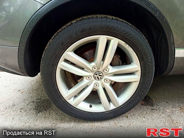 Серый Фольксваген Туарег, объемом двигателя 3.6 л и пробегом 179 тыс. км за 21600 $, фото 3 на Automoto.ua