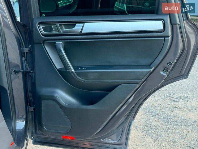 Сірий Фольксваген Туарег, об'ємом двигуна 3 л та пробігом 222 тис. км за 21290 $, фото 24 на Automoto.ua