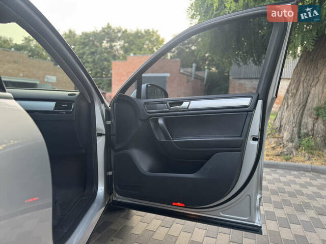 Серый Фольксваген Туарег, объемом двигателя 2.97 л и пробегом 340 тыс. км за 15900 $, фото 21 на Automoto.ua