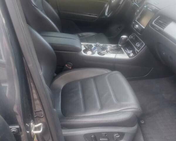 Серый Фольксваген Туарег, объемом двигателя 2.97 л и пробегом 289 тыс. км за 20500 $, фото 5 на Automoto.ua