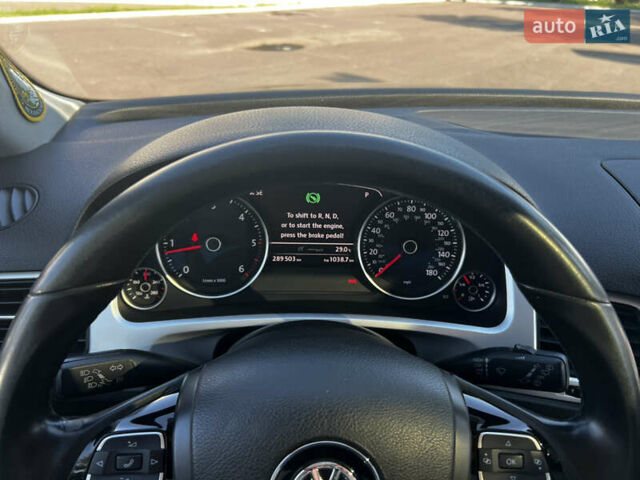 Сірий Фольксваген Туарег, об'ємом двигуна 3 л та пробігом 290 тис. км за 16300 $, фото 23 на Automoto.ua