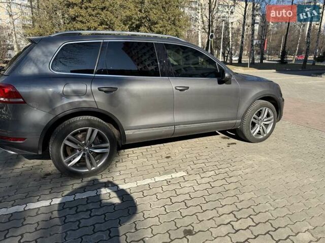 Сірий Фольксваген Туарег, об'ємом двигуна 2.97 л та пробігом 247 тис. км за 19200 $, фото 2 на Automoto.ua