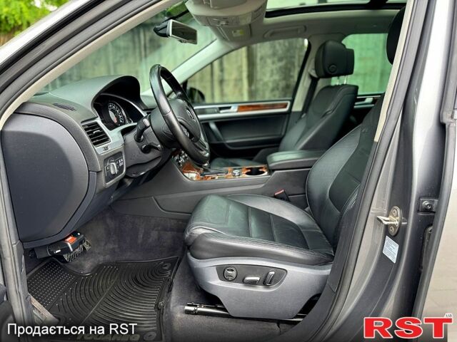 Сірий Фольксваген Туарег, об'ємом двигуна 3 л та пробігом 215 тис. км за 17500 $, фото 4 на Automoto.ua