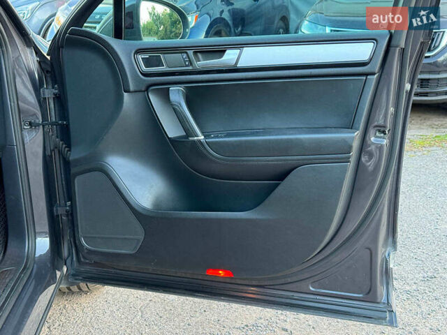 Сірий Фольксваген Туарег, об'ємом двигуна 3 л та пробігом 222 тис. км за 21290 $, фото 27 на Automoto.ua