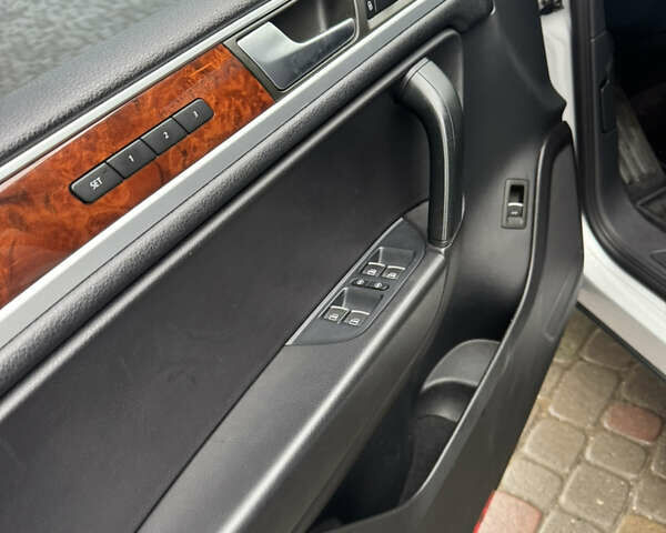 Серый Фольксваген Туарег, объемом двигателя 2.97 л и пробегом 345 тыс. км за 16900 $, фото 13 на Automoto.ua