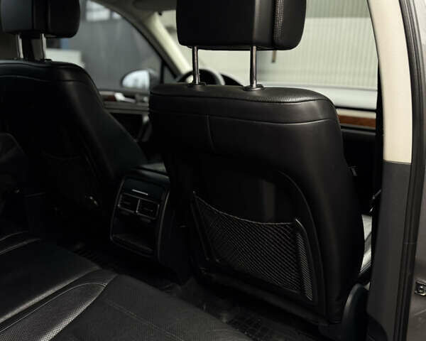 Серый Фольксваген Туарег, объемом двигателя 2.97 л и пробегом 360 тыс. км за 17500 $, фото 40 на Automoto.ua