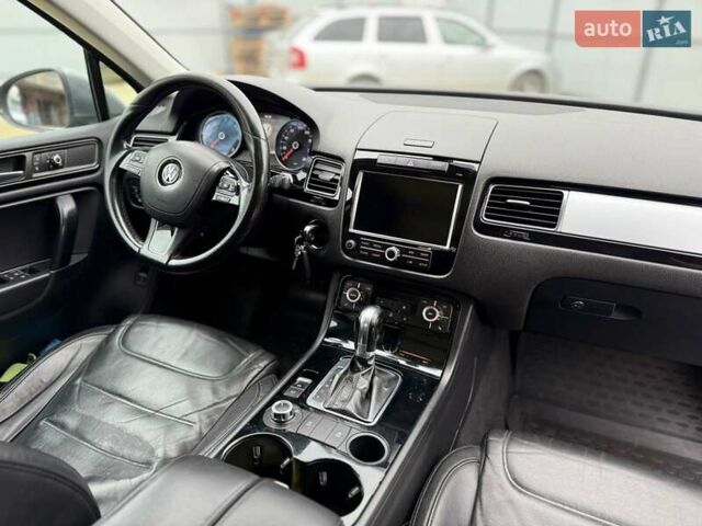 Серый Фольксваген Туарег, объемом двигателя 2.97 л и пробегом 352 тыс. км за 16300 $, фото 4 на Automoto.ua