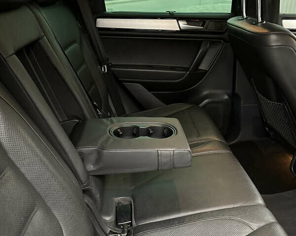 Серый Фольксваген Туарег, объемом двигателя 2.97 л и пробегом 297 тыс. км за 21500 $, фото 6 на Automoto.ua