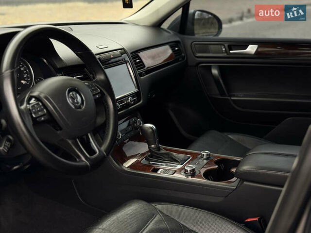 Серый Фольксваген Туарег, объемом двигателя 2.97 л и пробегом 360 тыс. км за 17500 $, фото 36 на Automoto.ua