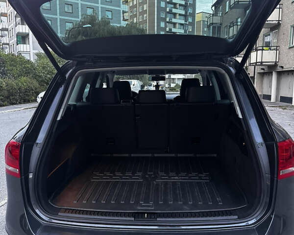 Серый Фольксваген Туарег, объемом двигателя 2.97 л и пробегом 227 тыс. км за 24000 $, фото 5 на Automoto.ua