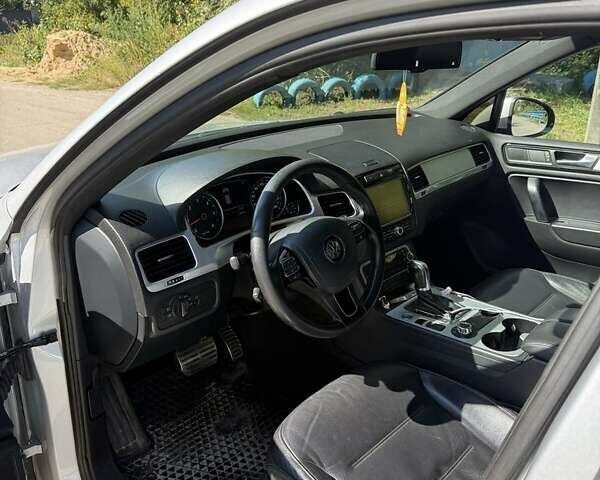 Серый Фольксваген Туарег, объемом двигателя 3 л и пробегом 280 тыс. км за 16000 $, фото 3 на Automoto.ua